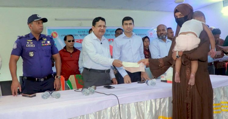 পাবনায় দুরারোগ্য রোগীদের মধ্যে চেক বিতরণ