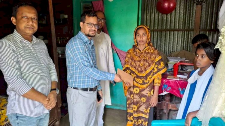 হোমনায় দেয়াল ধসে আহত শিক্ষার্থীদের ইউএনও'র সহায়তা প্রদান