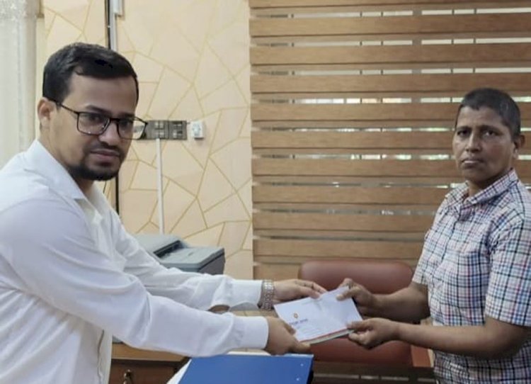 প্রতিবন্ধী লুতু মিয়া কে হোমনা ইউএনও'র মানবিক সহযোগিতা