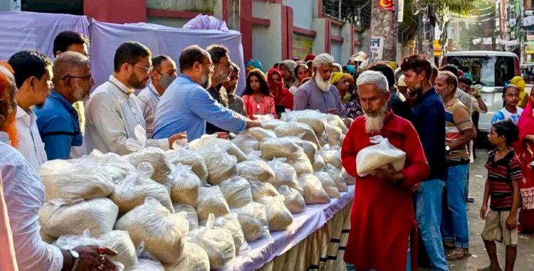ঢাকার গেন্ডারিয়ায় পেশাজীবী দলের উদ্যোগে অসহায় মানুষের মধ্যে চাল বিতরণ