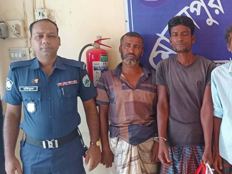 রাজশাহী মোহনপুরে ৫০ লিটার চোলাই মদসহ আটক ২, অটোভ্যান জব্দ; পলাতক ১