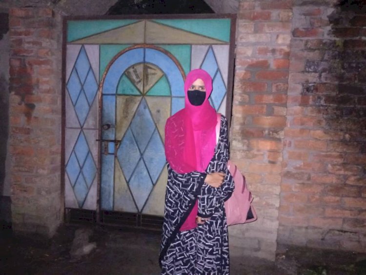 স্ত্রী হিসেবে স্বীকৃতির দাবিতে স্বামীর বাড়ির সামনে নারীর অবস্থান
