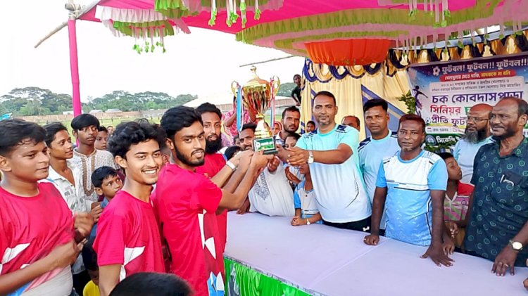 সিরাজগঞ্জে চক-কোবদাস পাড়ায় সিনিয়র ও জুনিয়র একাদশের প্রীতি ফুটবল ম্যাচ অনুষ্ঠিত