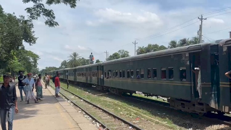 শ্রীপুরে বলাকার ইঞ্জিন বিকল, গন্তব্যে যেতে যাত্রীদের চরম ভোগান্তি