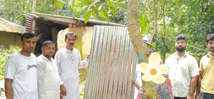 রাঙ্গুনিয়ার বেতাগীতে অগ্নিকাণ্ডে ক্ষতিগ্রস্ত পরিবারের মাঝে ঢেউটিন বিতরণ