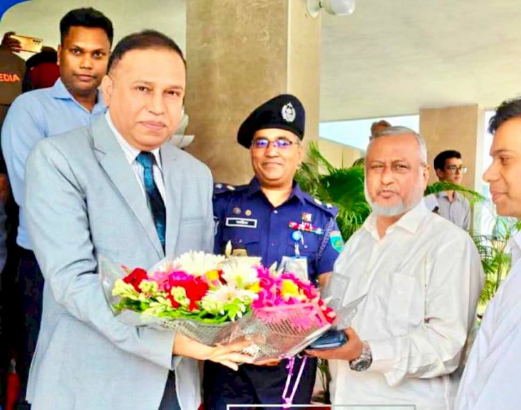 নওগাঁয় দুদক চেয়ারম্যান ও সাবেক বিচারপতি আসাদুজ্জামান, শুভেচ্ছা জানালেন জেলা প্রশাসন ও পুলিশ সুপার