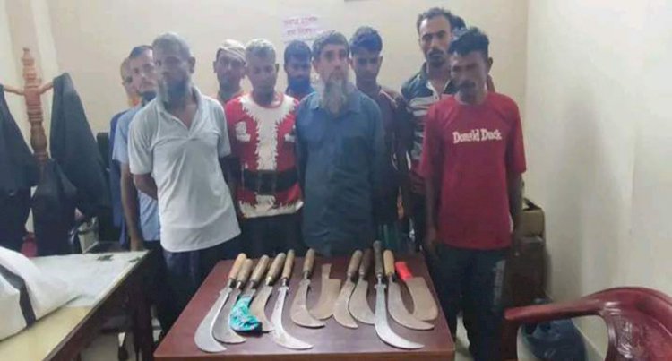 নড়াইল সদর থানা পুলিশের অভিযানে  দেশীয় অস্ত্রসহ ১১ জন গ্রেপ্তার