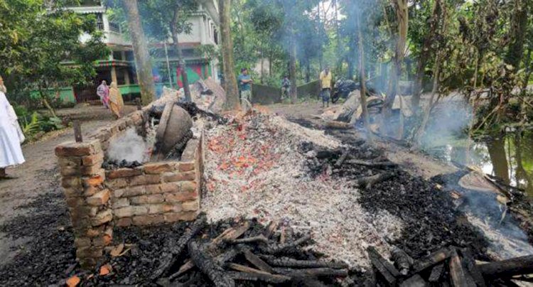 দুমকিতে সাবেক চেয়ারম্যানের গোয়ালঘরে আগুন