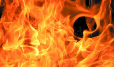 রাজধানীর চকবাজারের এসকে টাওয়ারের প্লাস্টিক গোডাউনে আগুন লেগেছে