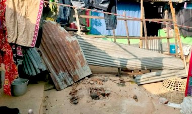 নওগাঁর মহাদেবপুর দেবীপুর-নীচপাড়া গ্রামে প্রভাব খাটিয়ে আঙ্গিনায় চুলা ভেঙ্গে বাড়ি দখল করলেন ইউপি মেম্বার