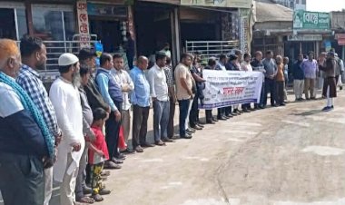 বুড়িচংয়ে আমানত ফেরতের দাবিতে একীভূত হওয়া পাঁচ ব্যাংকের বিনিয়োগকারীদের মানববন্ধন