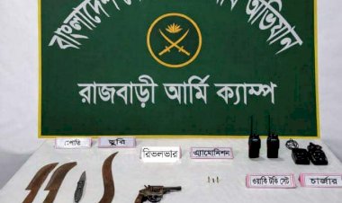 মাগুরা এবং রাজবাড়ী জেলায় সেনাবাহিনীর পৃথক যৌথ অভিযানে ১টি পিস্তল এবং ১টি রিভলভার উদ্ধার: গ্রেফতার ০২