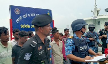 টেকনাফে পাচারকারী চক্রের  মূলহোতা সহ ১৩ পাচারকারীকে আটক করছে কোস্ট গার্ড ও র‍্যাব