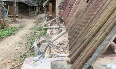 নওগাঁ মহাদেবপুরে অশোকলা জমি জমা বিরোধের জের ইদ্রিস আলির বাড়িতে হামলা অগ্নি সংযোগ