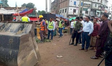 নরসিংদীর শিবপুর ইটাখোলায় অবৈধ দোকান, বাস কাউন্টার উচ্ছেদ ও জরিমানা আদায়