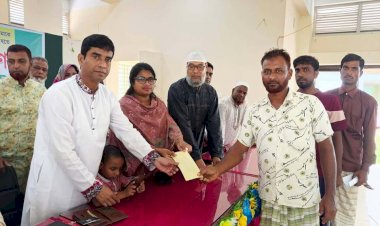 সাপাহারে প্রধানমন্ত্রীর ত্রাণ ও কল্যাণ তহবিলের নগদ অর্থ বিতরণ