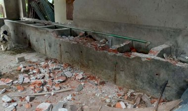 প্রভাষকের ঘর ভেঙ্গে জমি দখলের অভিযোগ