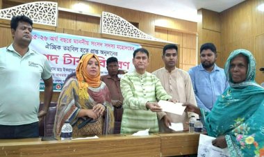 নওগাঁর মান্দায় দুস্থ ও অসহায় মানুষের মাঝে ঐচ্ছিক তহবিলের অর্থ বিতরণ করেন এমপি টিপু