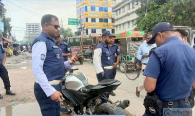 নওগাঁ শহরকে হর্ণ ও উচ্চ শব্দ সৃষ্টিকারী মোটরবাইকের বিরুদ্ধে ট্রাফিকের সাঁড়াশি অভিযান শুরু