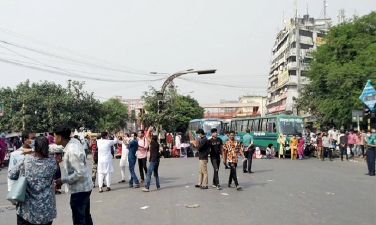 বিশেষ পরীক্ষার দাবিতে নীলক্ষেত মোড় অবরোধ করেছে ঢাকা বিশ্ববিদ্যালয়ের