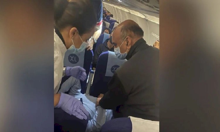 মাঝ আকাশে অসুস্থ সহযাত্রীর চিকিৎসা করে প্রশংসিত হলেন ভারতের কেন্দ্রীয় মন্ত্রী