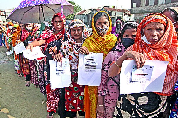 করোনাভাইরাসের সংক্রমণ প্রতিরোধে রাজধানীর বস্তিগুলোতে গণটিকা দেওয়ার উদ্যোগ নিয়েছে সরকার।