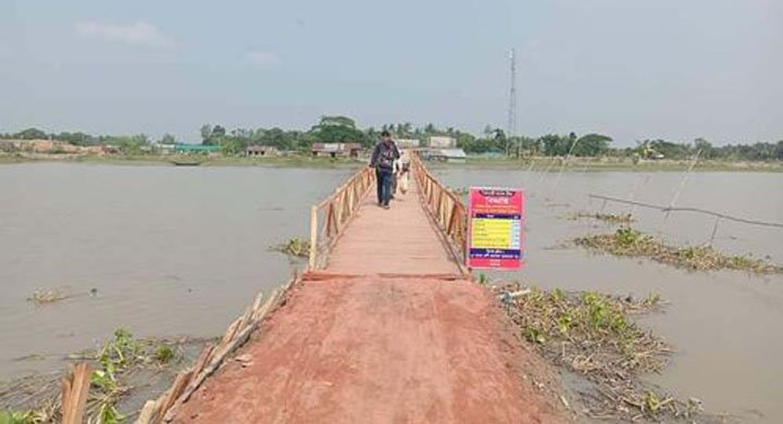 বটিয়াঘাটায়  শোলমারী নদীর উপর নির্মিত কাঠের ব্রিজ পর্যটনের হাতছানি।