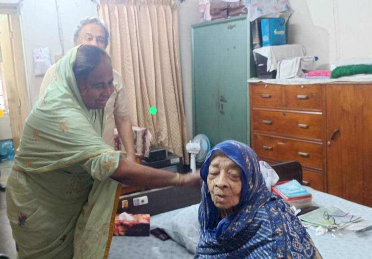 ড.হোসনে আরা বেগম ঢাকার বাসিন্দা আমেনা খাতুনের খোঁজ খবর নেন