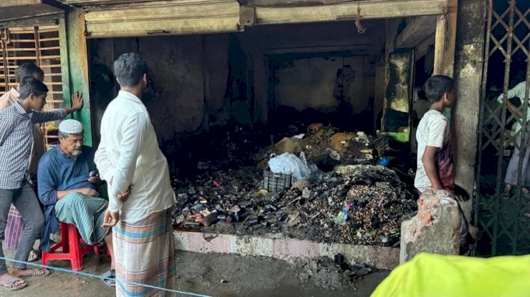টেকনাফের হ্নীলা বাজারে বিশাল এক  মুদির দোকান পুড়ে ছাঁই,দেড়কোটি টাকার ক্ষয়ক্ষতি হয়েছে বলে দাবী মালিকের