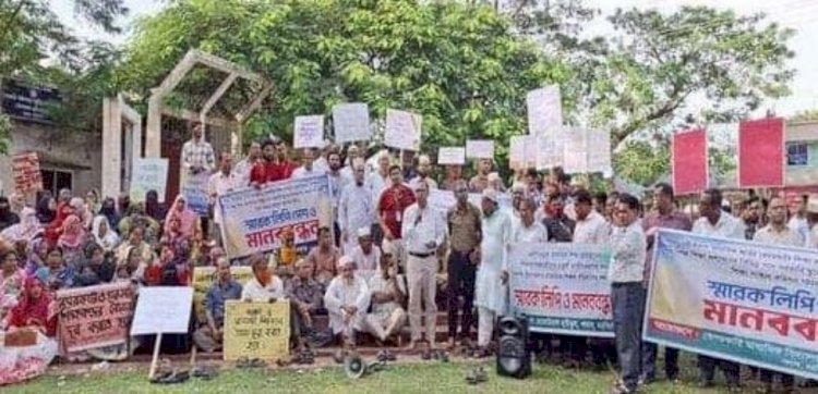 মাধ্যমিক শিক্ষা প্রতিষ্ঠান জাতীয়করণের দাবিতে শিক্ষকদের মানববন্ধন