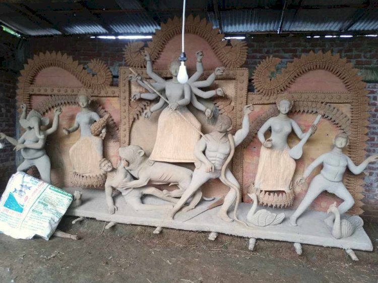 রাজশাহী মোহনপুরে দেবী দূর্গার  আগমনে প্রতিমা তৈরিতে ব্যস্ত সময়পার করছেন কারিগররা