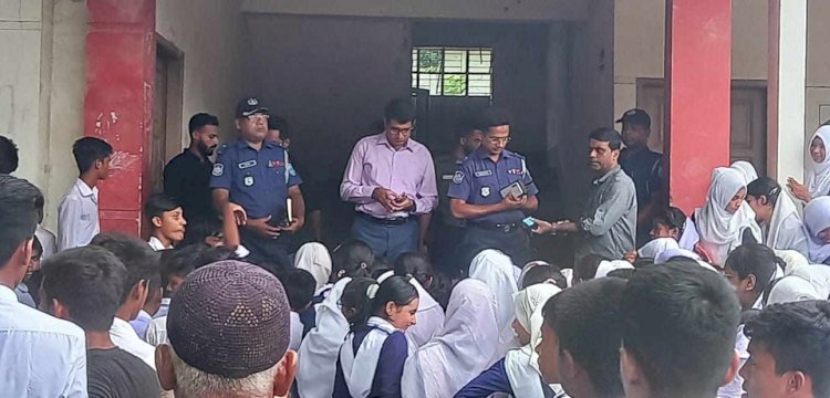 নরসিংদীর শিবপুরে প্রধান শিক্ষকের পদত্যাগ দাবিতে আ‌ন্দোল‌ন করছেন শিক্ষার্থীরা