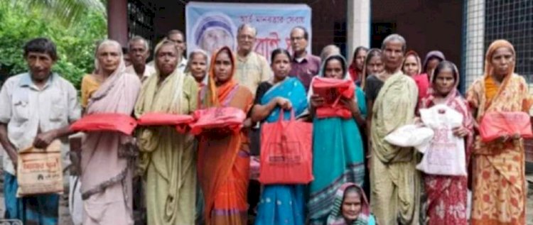 নওগাঁয় দেবিপক্ষের শুভ মহালয়া আগমন ও দুর্গাপূজা উপলক্ষে সনাতন ধর্মাবলম্বী হিন্দু সম্প্রদায়ের মাঝে বস্ত্র বিতরণ