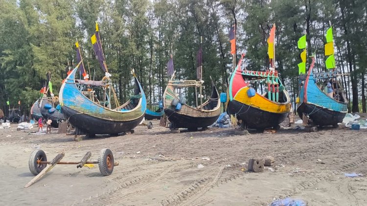 টেকনাফে দুইদিন ধরে বঙ্গোপসাগরে মাছ শিকারের,নৌযান চলাচল বন্ধ