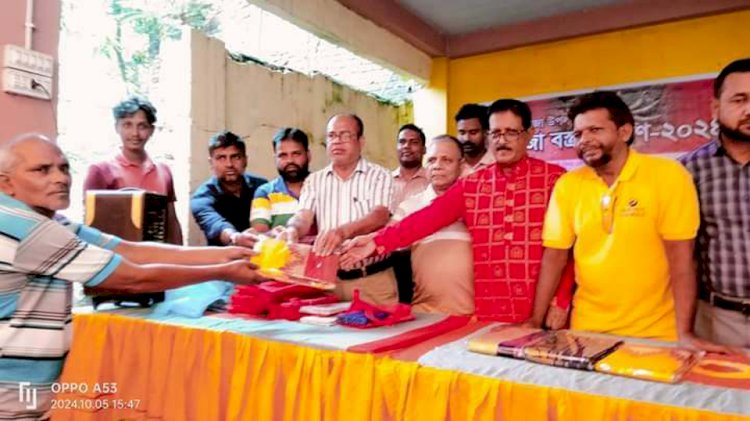 রোটারি ক্লাব অব পাবনার উদ্যোগে সনাতন ধর্মাবলম্বীদের পূজা বস্ত্র বিতরণ