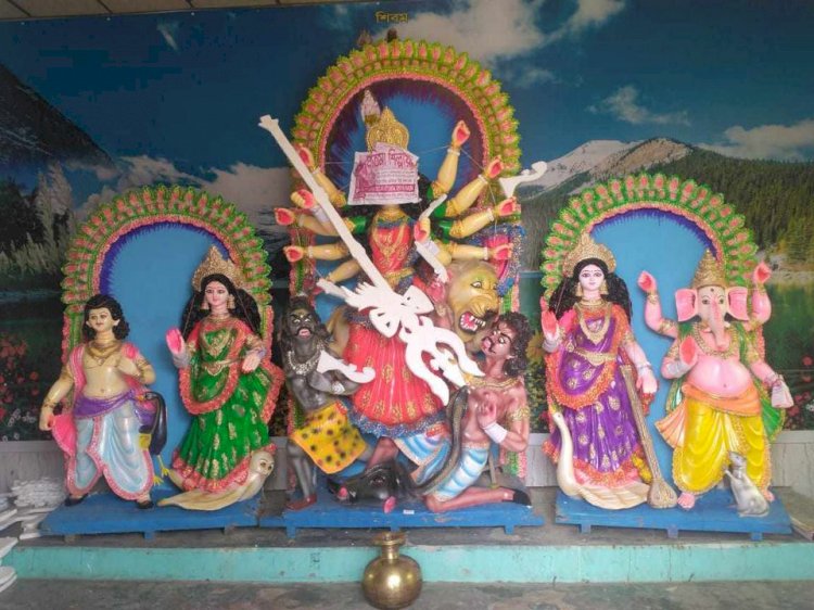 বুড়িচংয়ে দুর্গাপূজার শেষ মুহুর্তের প্রস্তুতি