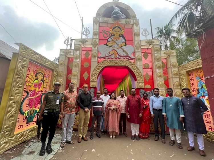 নরসিংদীর মনোহরদীতে উপজেলা নির্বাহী অফিসারের পূজামণ্ডপ পরিদর্শন