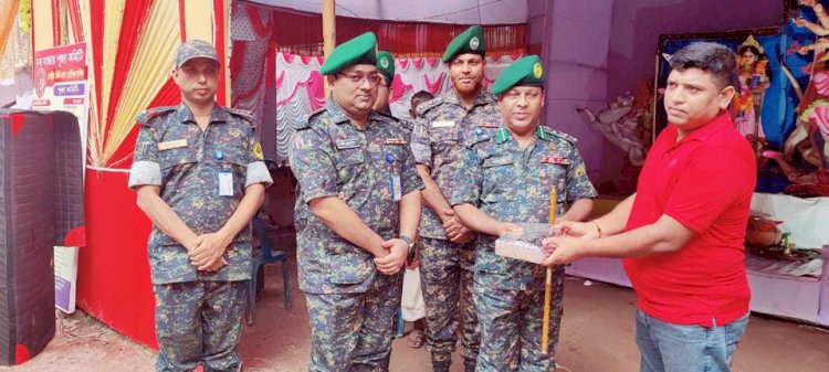 রংপুর রেঞ্জ কমান্ডারের কুড়িগ্রাম দুর্গা মন্দিরে আইন শৃঙ্খলা কার্যক্রম পরিদর্শন করেন