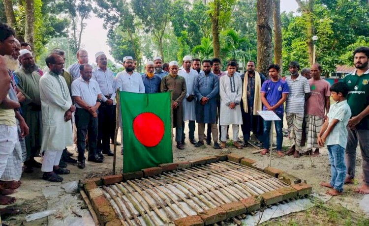 পাবনা এডওয়ার্ড কলেজের নবনিযুক্ত অধ্যক্ষ কর্তৃক শহীদের কবর জিয়ারত ও পরিবারের সাথে সাক্ষাৎ