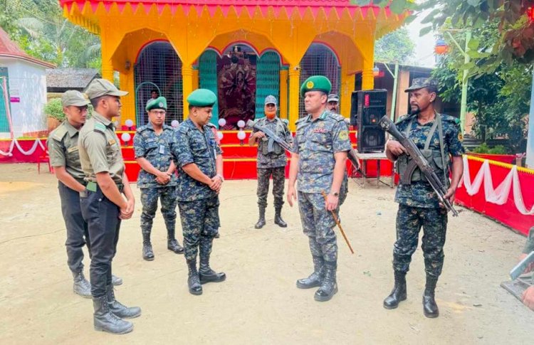 রাজশাহী রেঞ্জ কমান্ডারের জয়পুরহাট জেলার পূজামন্ডপ পরিদর্শন করেন