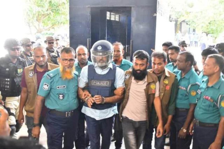 রাজশাহী কোটে  আ.লীগ নেতা ডাবলু সরকারের  পাঁচদিনের রিমান্ড  ডিম, ইট  কাদা নিক্ষেপ করলেন বিক্ষুব্ধ জনতা