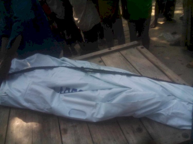 রাজশাহী মোহনপুর বগপাড়া গ্রামে নিজ বাসায় ফাঁসি দিয়ে আত্মহত্যা করেছেন ভ্যান চালক আলমগীর
