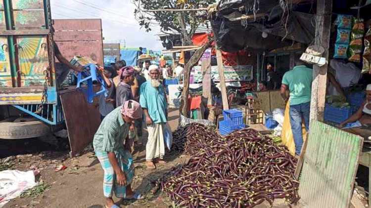নিমসারে সবজি বাজারে আগুন, বৃষ্টি,বন্যাকে দুষছে বিক্রেতারা