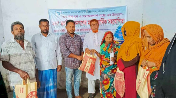 কেশবপুরে জলাবদ্ধ ৩০০ পরিবারের মাঝে  ত্রাণসামগ্রী বিতরণ