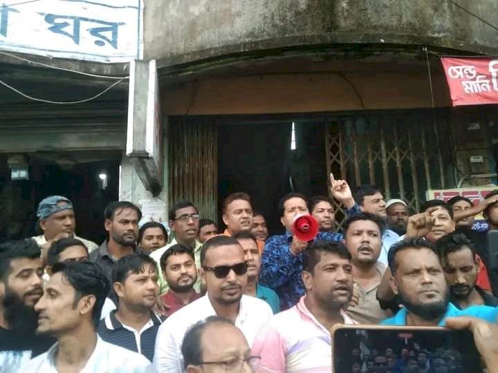 মির্জাগঞ্জে ছাএলীগকে নিষিদ্ধ করায় আনন্দ মিছিল।