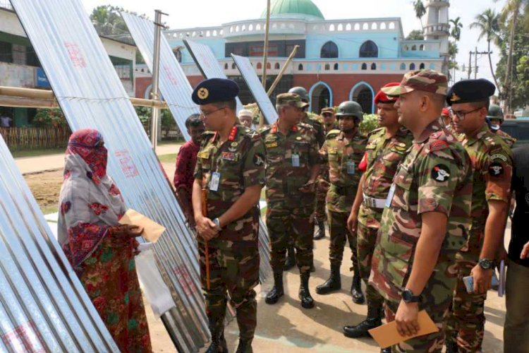 বুড়িচংয়ে বন্যায় ক্ষতিগ্রস্তদের মাঝে সেনাবাহিনীর পক্ষ থেকে ঢেউটিন ও নগদ অর্থ বিতরণ