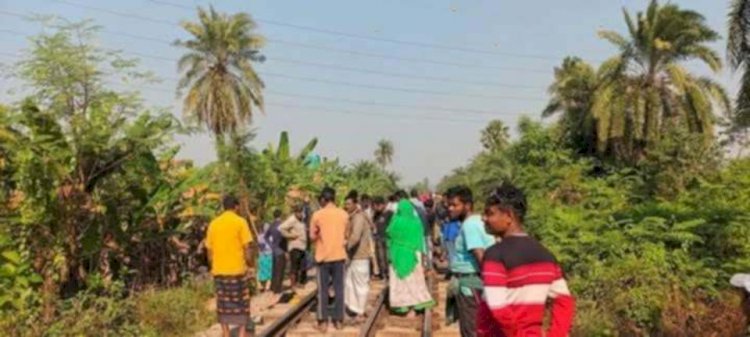 নওগাঁয় ট্রেনে কাটা পড়ে কুরবান আলী ও কুহেলী নামে পিতা এবং কন্যার মৃত্যু