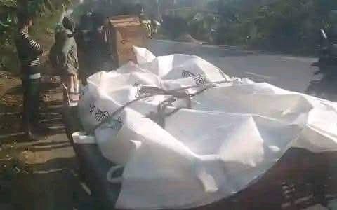 নওগাঁর মহাদেবপুর উপজেলার ভীমপুর আলু ষ্টোরের পাশ্ববর্তী    ট্রাক খাদে পড়ে চালক ও হেলপার নিহত