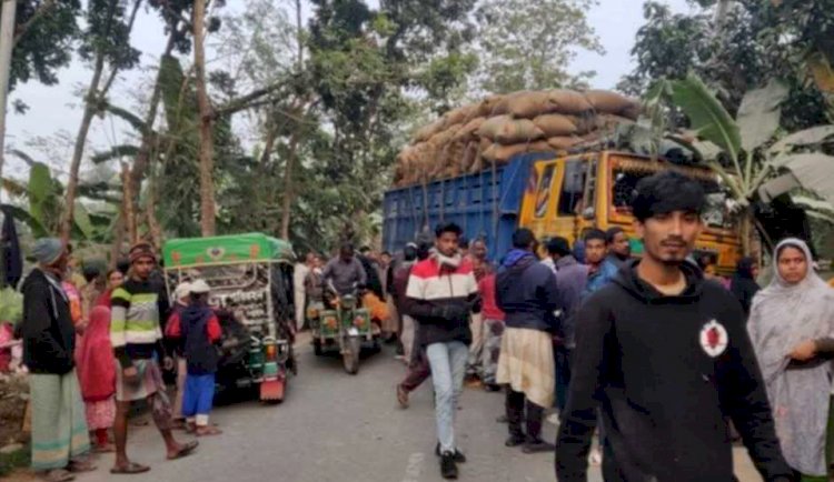 নওগাঁ দেলুয়াবাড়ী-চৌবাড়ীয়া আঞ্চলিক বাঁকাপুর এলাকায় সড়ক দুর্ঘটনায় ১ জন নিহত ও ২ জন আহত
