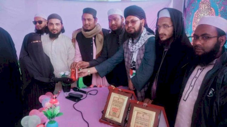 মনোহরদীতে দুইজন হাফেজা কে স্বর্ণপদক প্রদান